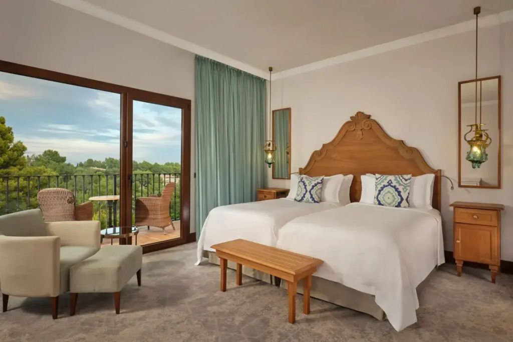 Klassisches Doppelzimmer mit eleganten Details und Blick auf den Balkon