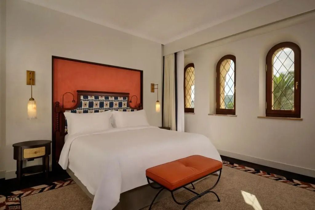 Elegantes Zimmer mit Doppelbett und kunstvollen Akzenten im Castillo Hotel Son Vida