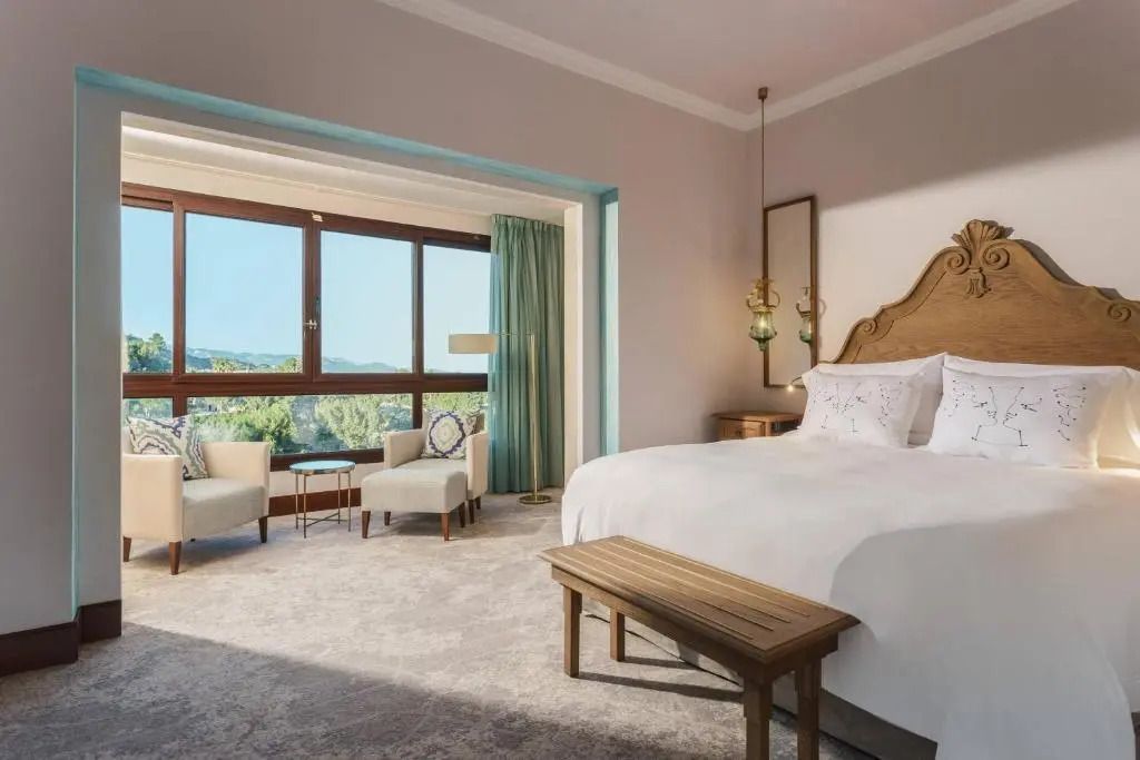 Luxuriöses Schlafzimmer mit großem Fenster und herrlichem Ausblick