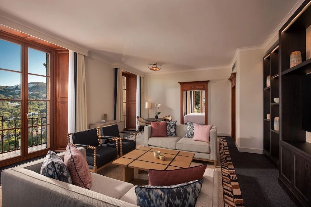 Elegant eingerichtetes Wohnzimmer in einer klassischen Suite mit großzügigem Fenster