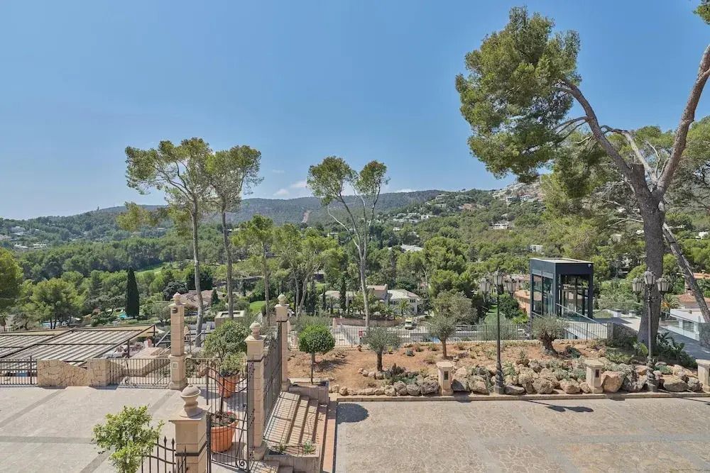 Panoramaausblick auf die grüne Umgebung und Berge von der Terrasse des Hotels