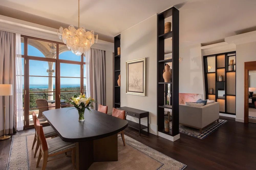 Elegantes Wohnzimmer der Royal Suite mit modernem Design und Blick auf die Bucht.
