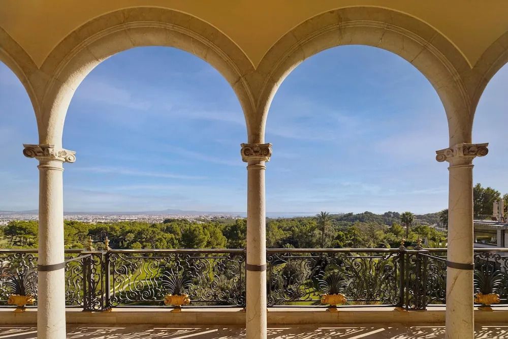 Panoramaausblick von einem Balkon auf die malerische Landschaft und die Bucht.