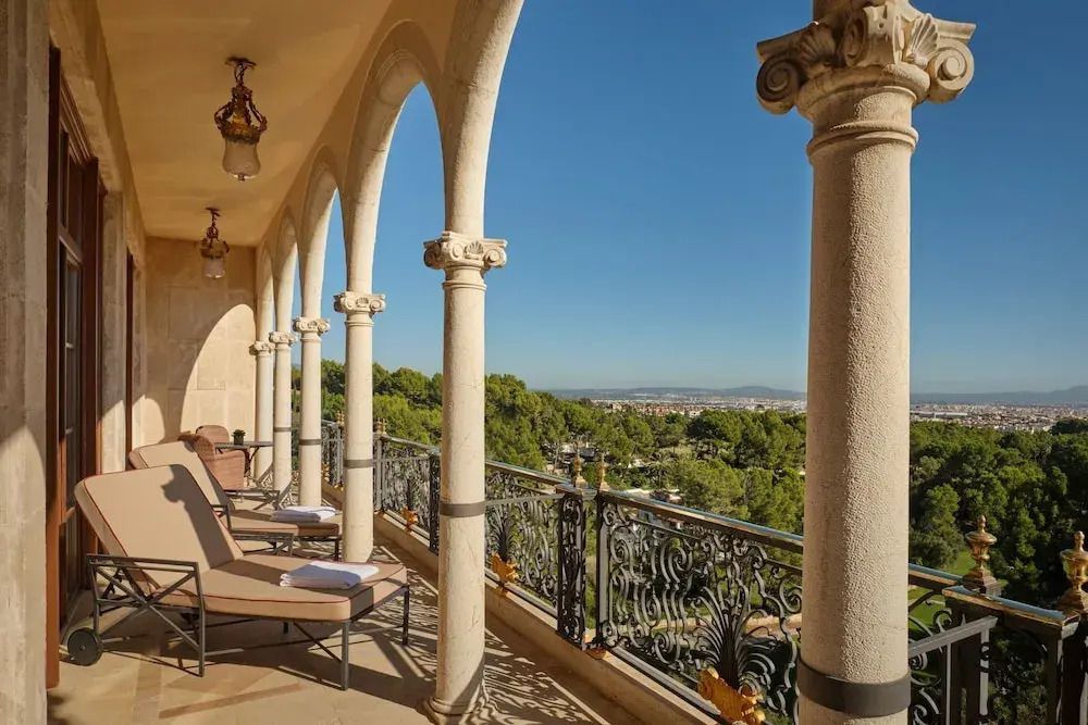 Arkadengang der Royal Suite mit bequemen Liegestühlen und weitem Blick.
