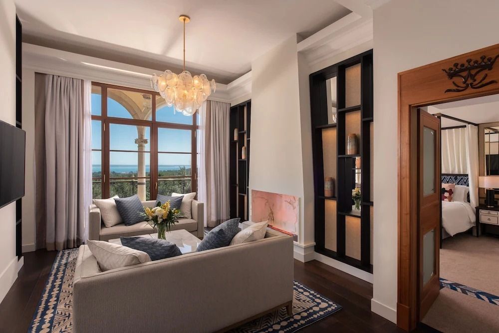 Wohnbereich der Royal Suite mit eleganter Einrichtung und Meerblick.