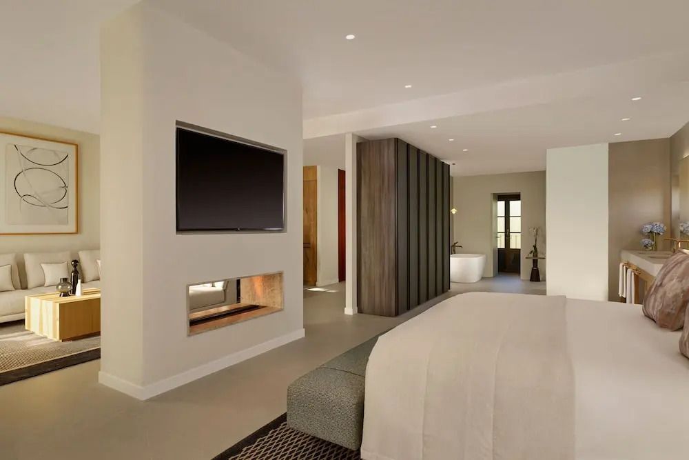 Große Suite mit modernem Kamin und Fernseher, stilvolle Einrichtung.