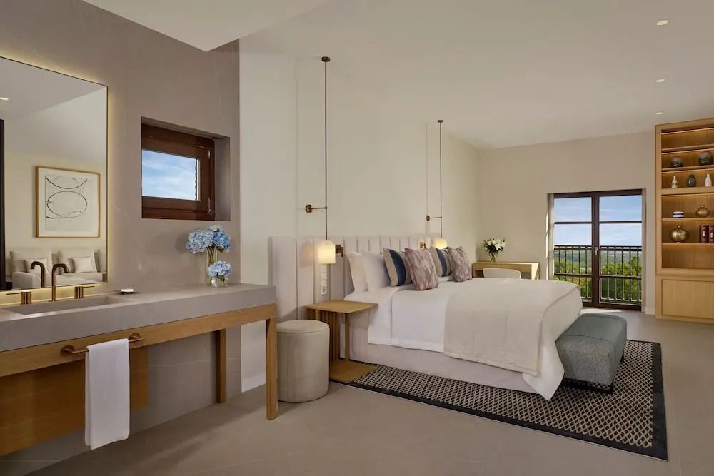 Elegantes Schlafzimmer mit luxuriöser Bettwäsche und hellen Farben.