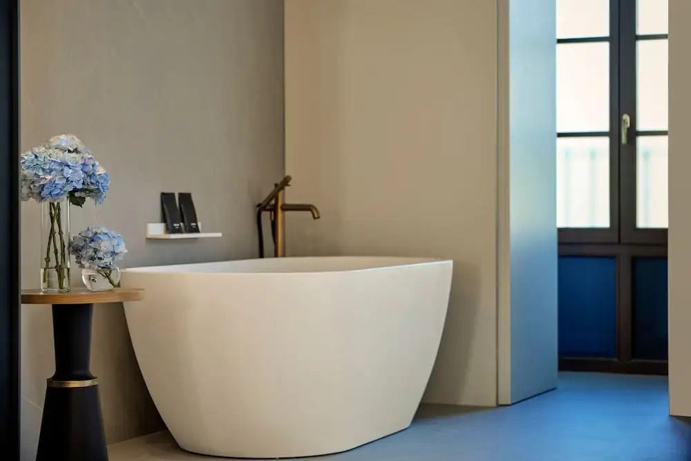 Freistehende, moderne Badewanne in elegantem Badezimmer.