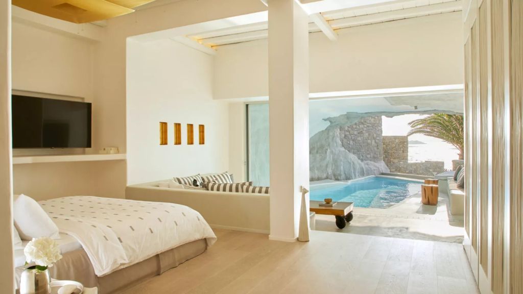 Suite mit privatem Indoor-Pool und komfortabler Sitzecke, natürliches Licht
