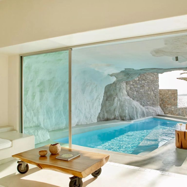Moderne Suite mit Pool und Glaswand, entspannte Atmosphäre mit Meerblick