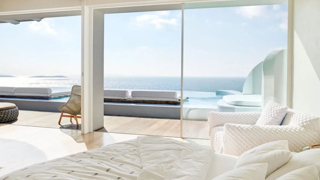 Zimmer mit Meerblick und privatem Pool durch große Fensterfront