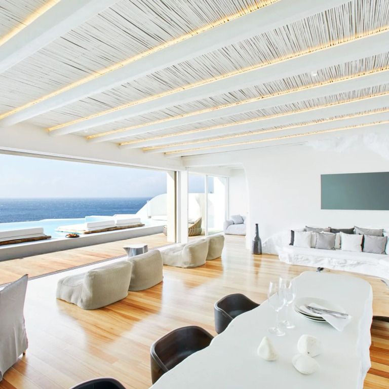 Geräumiges Wohnzimmer mit Panoramablick und Essbereich