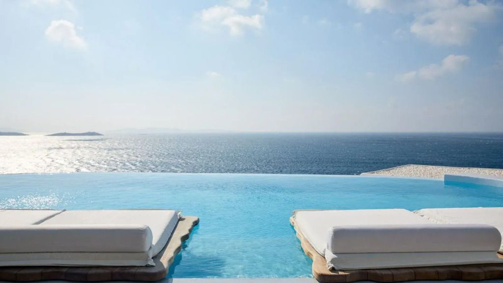 Infinity-Pool mit atemberaubendem Blick auf das Meer