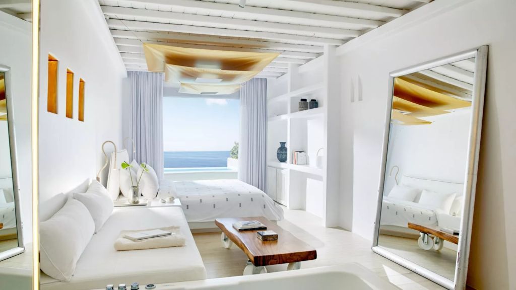 Elegantes Junior-Suite-Zimmer mit Meerblick und modernen Holzmöbeln
