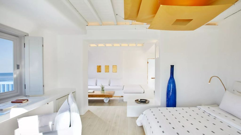 Helles Zimmer in der Junior-Suite mit stilvollem blauen Dekor
