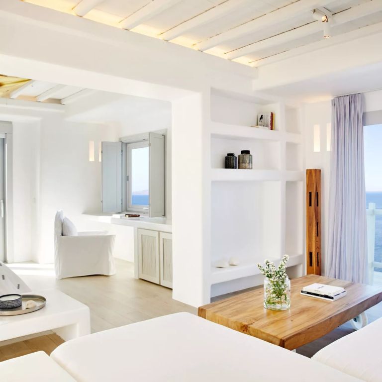Lichtdurchflutetes Zimmer mit Meerblick und modernem Interieur