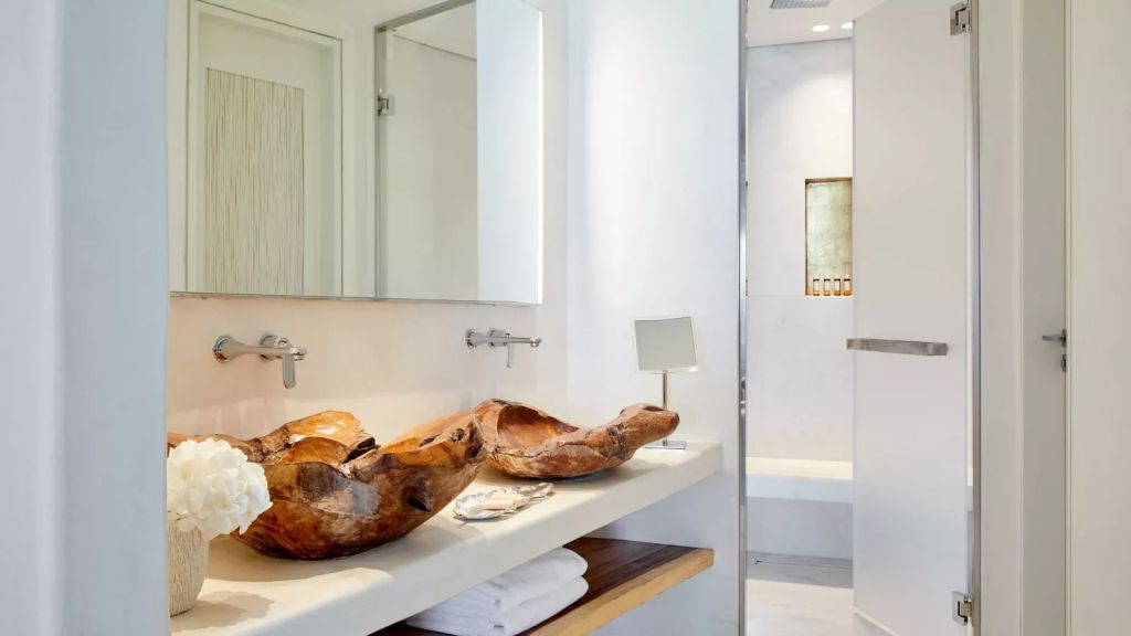 Modernes Badezimmer mit einzigartigen Waschbecken aus Holz