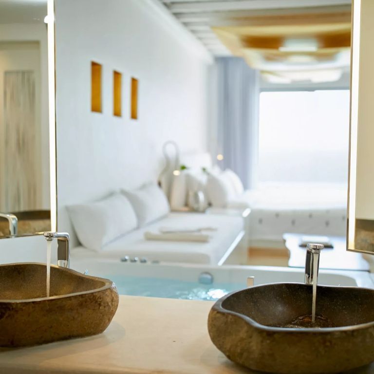 Sicht auf die Suite von einem modernen Badezimmer mit eleganten Elementen