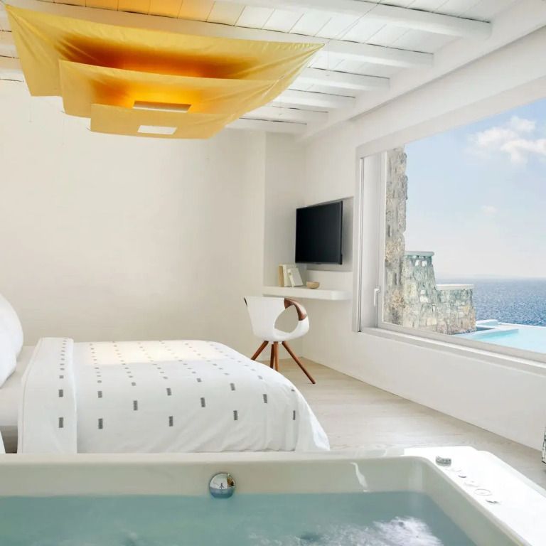 Modernes Schlafzimmer mit Whirlpool und Meerblick in der Golden Villa