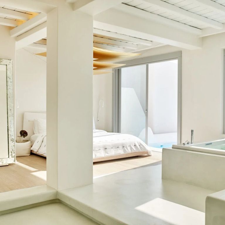 Heller Wohnraum mit eleganter Einrichtung und Blick auf die Terrasse