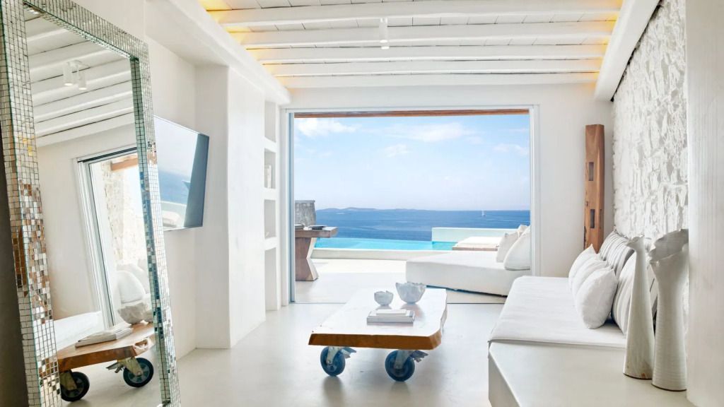 Wohnzimmer mit Panoramablick auf das Meer und stilvollen Möbeln