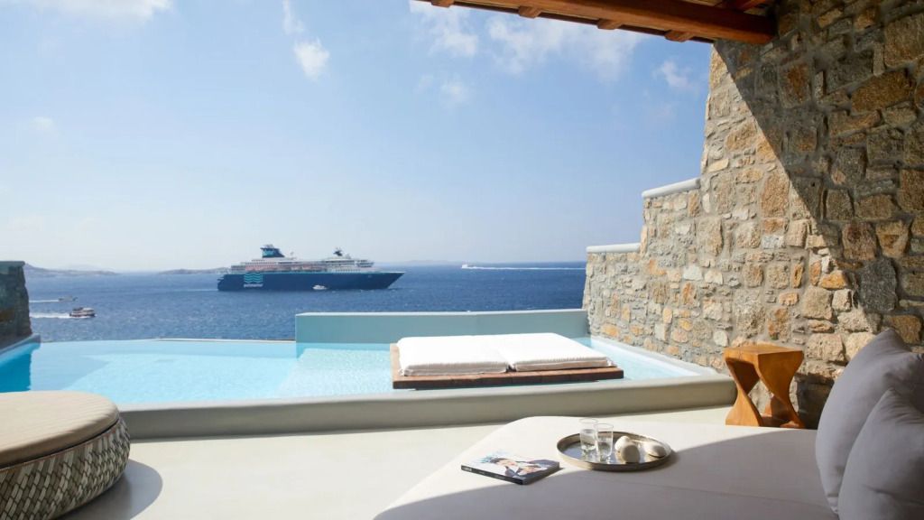 Terrasse mit Infinity Pool und Blick auf das Meer