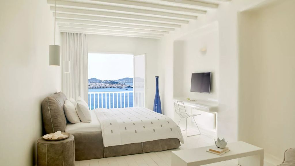 Helles modernes Hotelzimmer mit Meerblick und Doppelbett