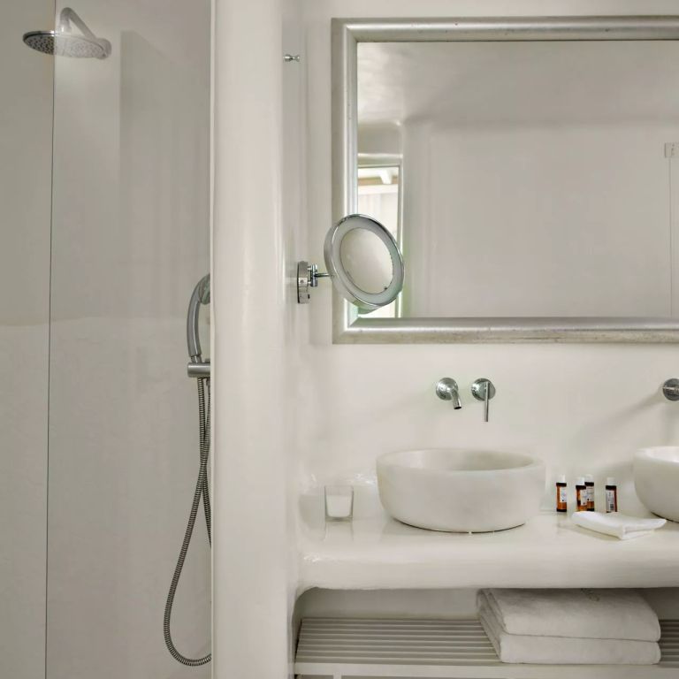 Modernes Badezimmer mit Waschbecken und Dusche in hellem Design