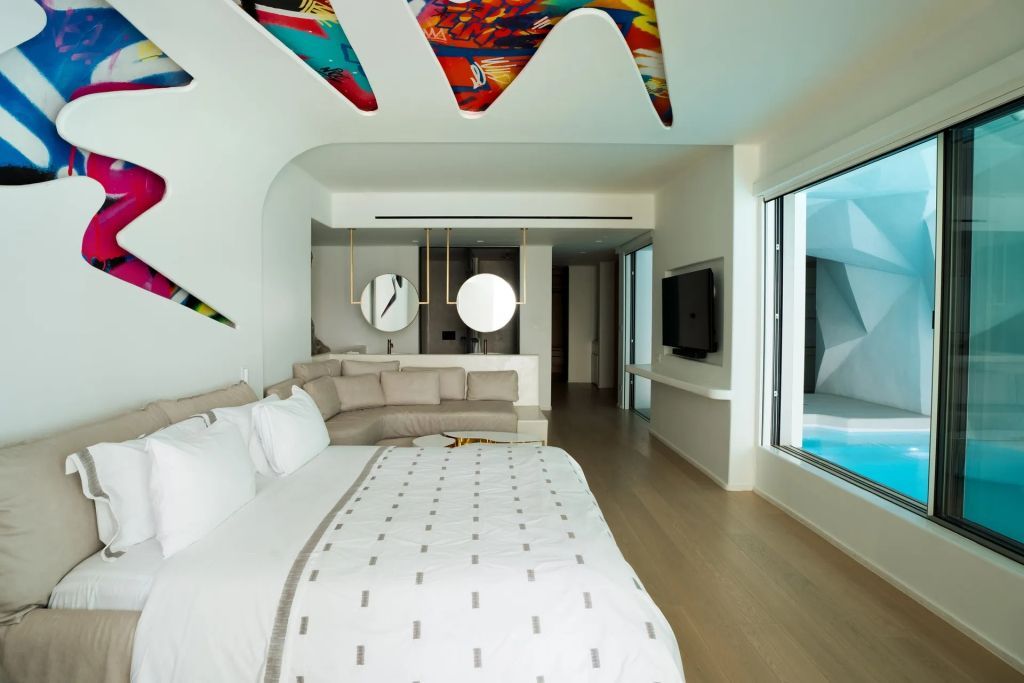 Modernes Schlafzimmer mit stilvollen Deckenornamenten und exklusivem Interieur