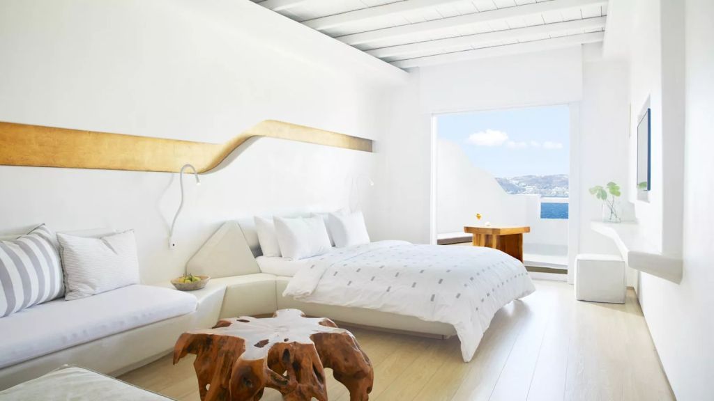 Helles und elegantes Schlafzimmer mit Blick aufs Meer und modernem Kunsttisch