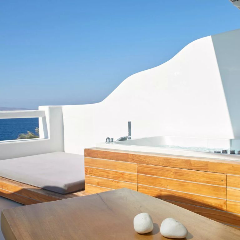 Außenbereich mit Whirlpool und Meerblick auf der Suite-Terrasse