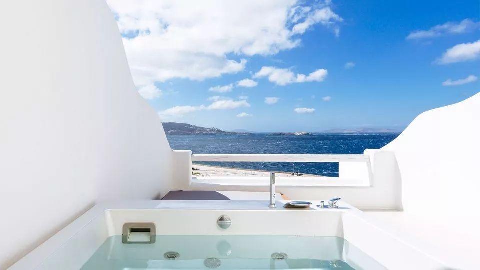 Privater Whirlpool auf der Terrasse mit atemberaubendem Blick auf das Meer