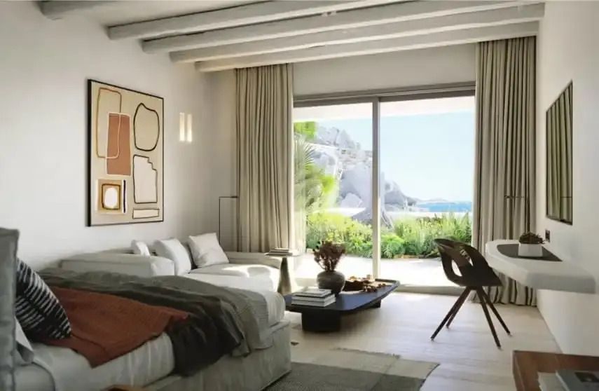 Luxuriöses Schlafzimmer mit großem Fenster und Meerblick im Hotel auf Mykonos