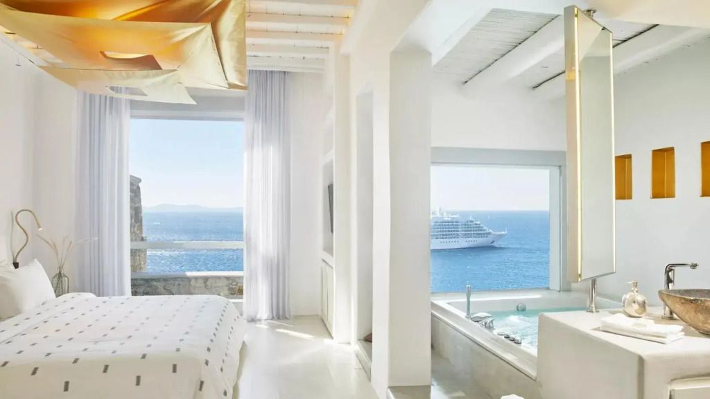 Stilvolles Hotelzimmer mit Whirlpool und Meerblick