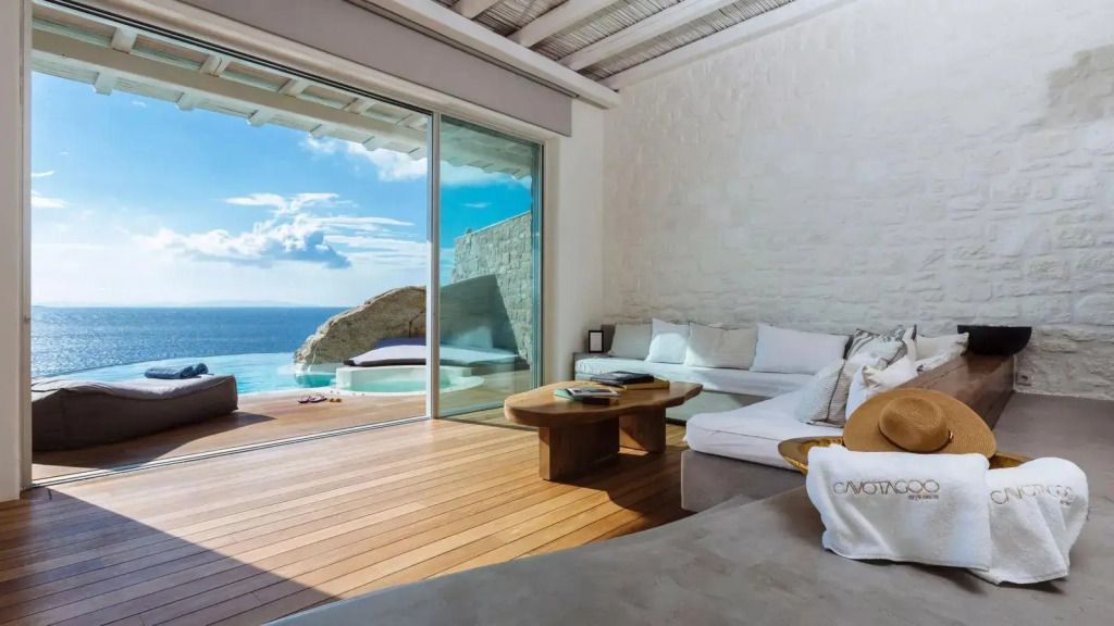 Luxuriöses Wohnzimmer mit Panoramafenster und Blick auf das Meer