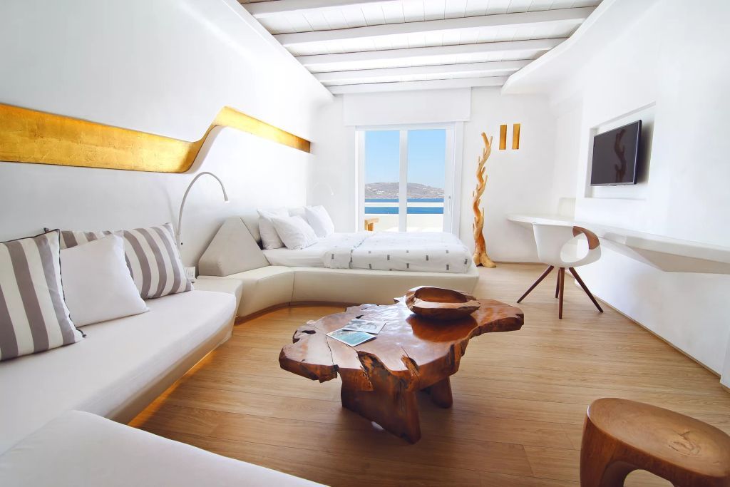 Helles Zimmer mit modernem Design, Holztisch und Blick auf das Meer