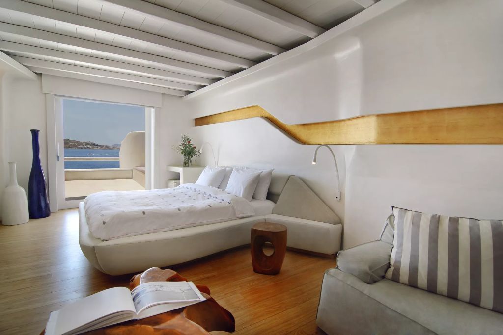 Gemütliches Schlafzimmer mit Doppelbett, Holzakzenten und Meerblick