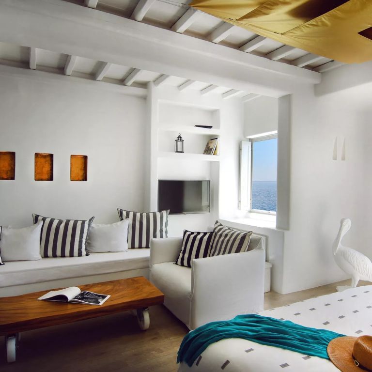 Wohnbereich mit modernem Design, Meerblick und einladender Sitzgelegenheit
