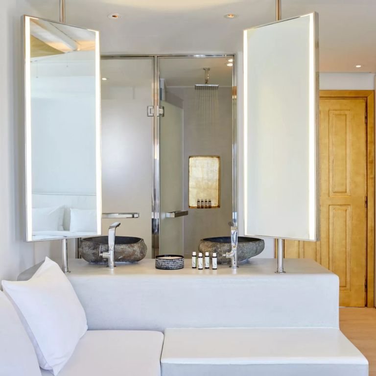 Modernes Badezimmer mit eleganter Ausstattung und großen Spiegeln