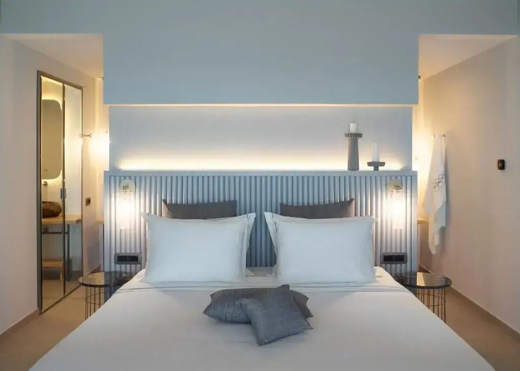 Elegantes Doppelbett mit modernen Beleuchtungselementen im Familienzimmer