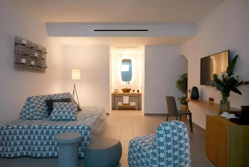 Zeitgenössischer Wohnbereich mit stilvollem Sofa und Schreibtisch