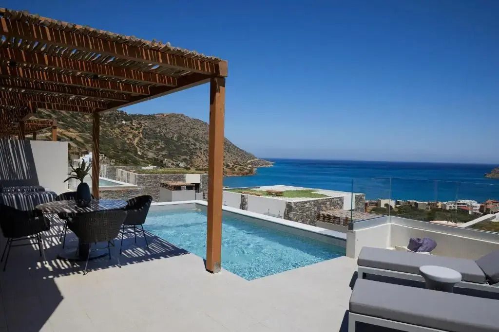 Privater Pool auf einer Terrasse mit atemberaubendem Blick auf das Meer