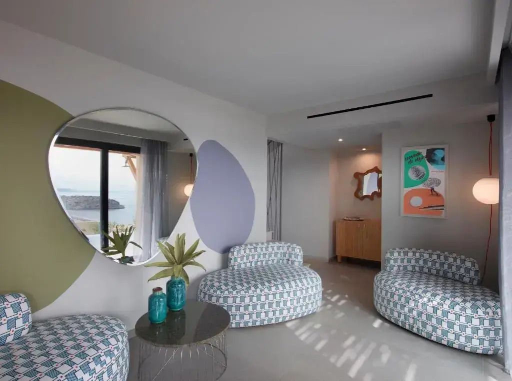 Moderne Lounge mit bunten Möbeln und Rundspiegel