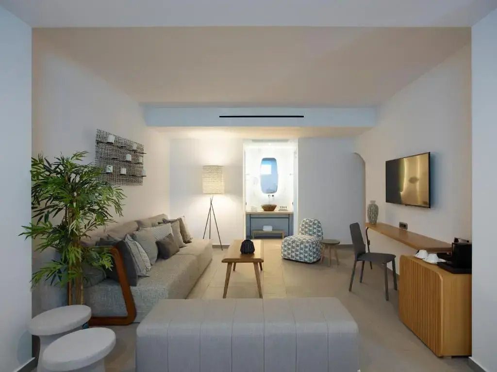 Geräumiges Wohnzimmer mit Sofa und stilvollen Dekorationen