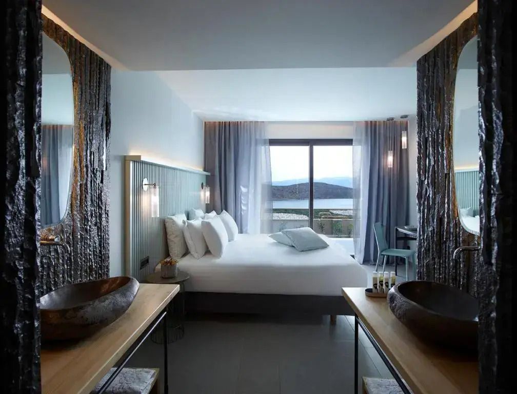 Elegante Suite mit Doppelbett und Meerblick