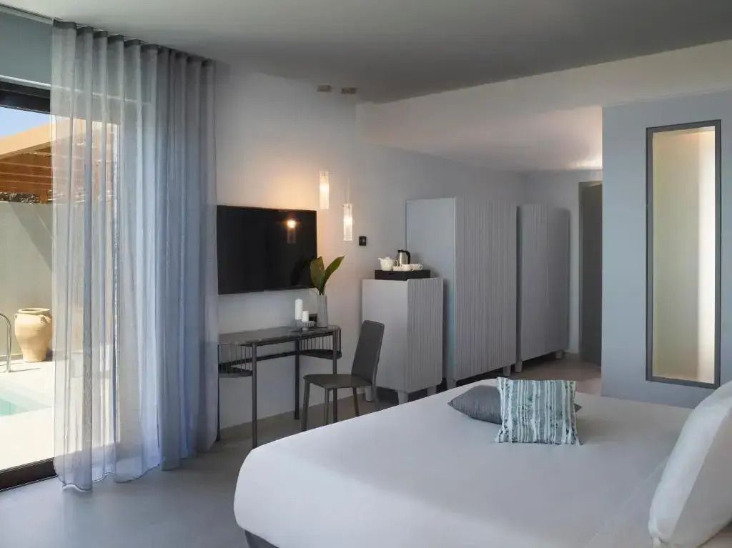 Zeitgenössisches Zimmerdesign mit Schreibtisch und Flachbildfernseher