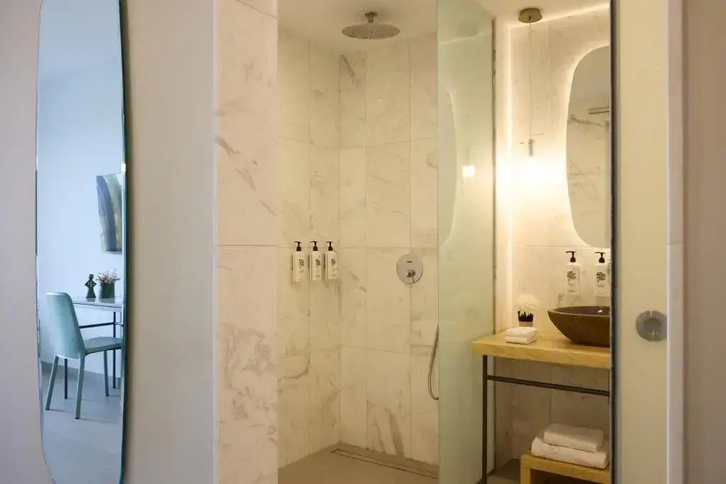 Edles Badezimmer in Marmor mit Regendusche