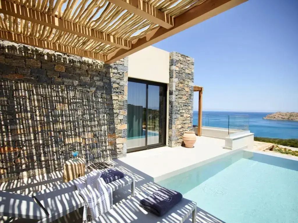 Private Terrasse mit Infinity-Pool und Meerblick