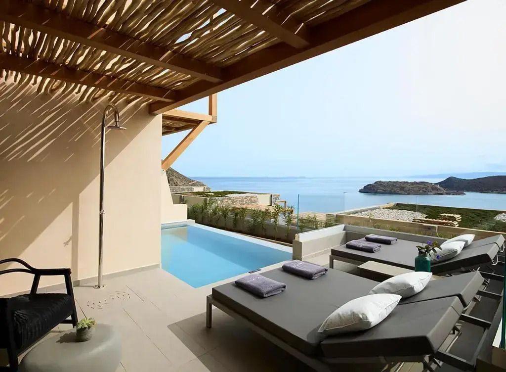 Terrasse mit privatem Pool und Blick aufs Meer