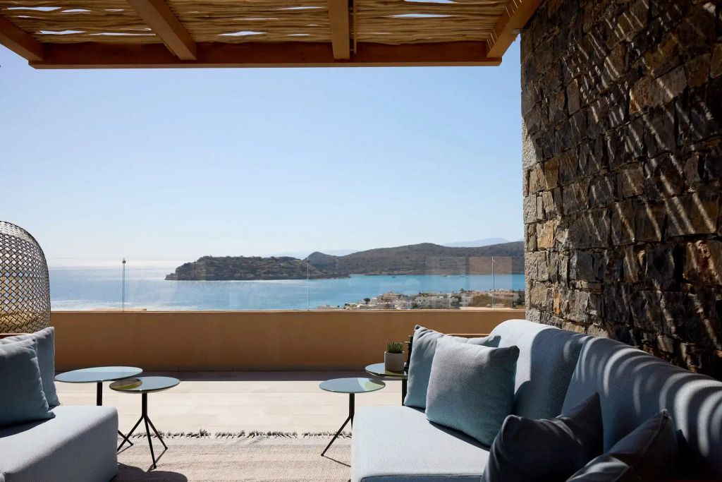 Private Terrasse mit Meerblick und komfortablen Sitzgelegenheiten